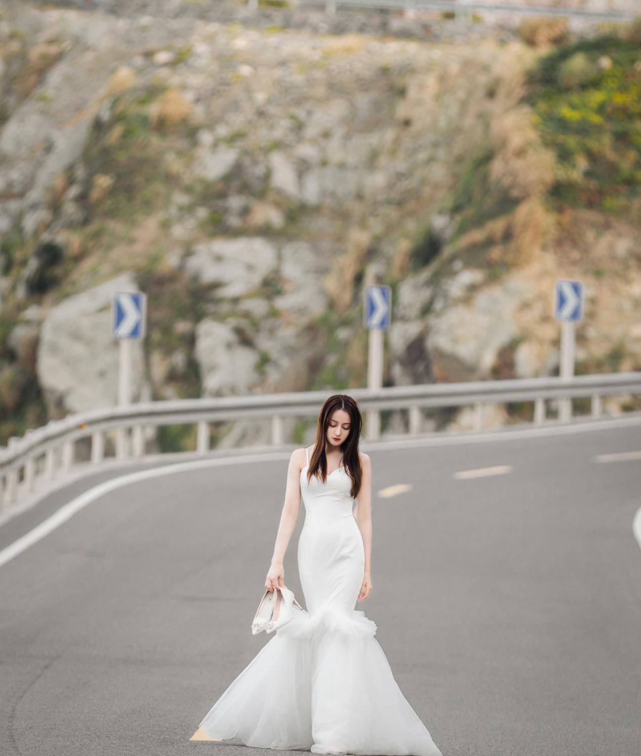 迪丽热巴身材绝了!穿白色婚纱秀出纤细柳腰,s型曲线惹人羡慕