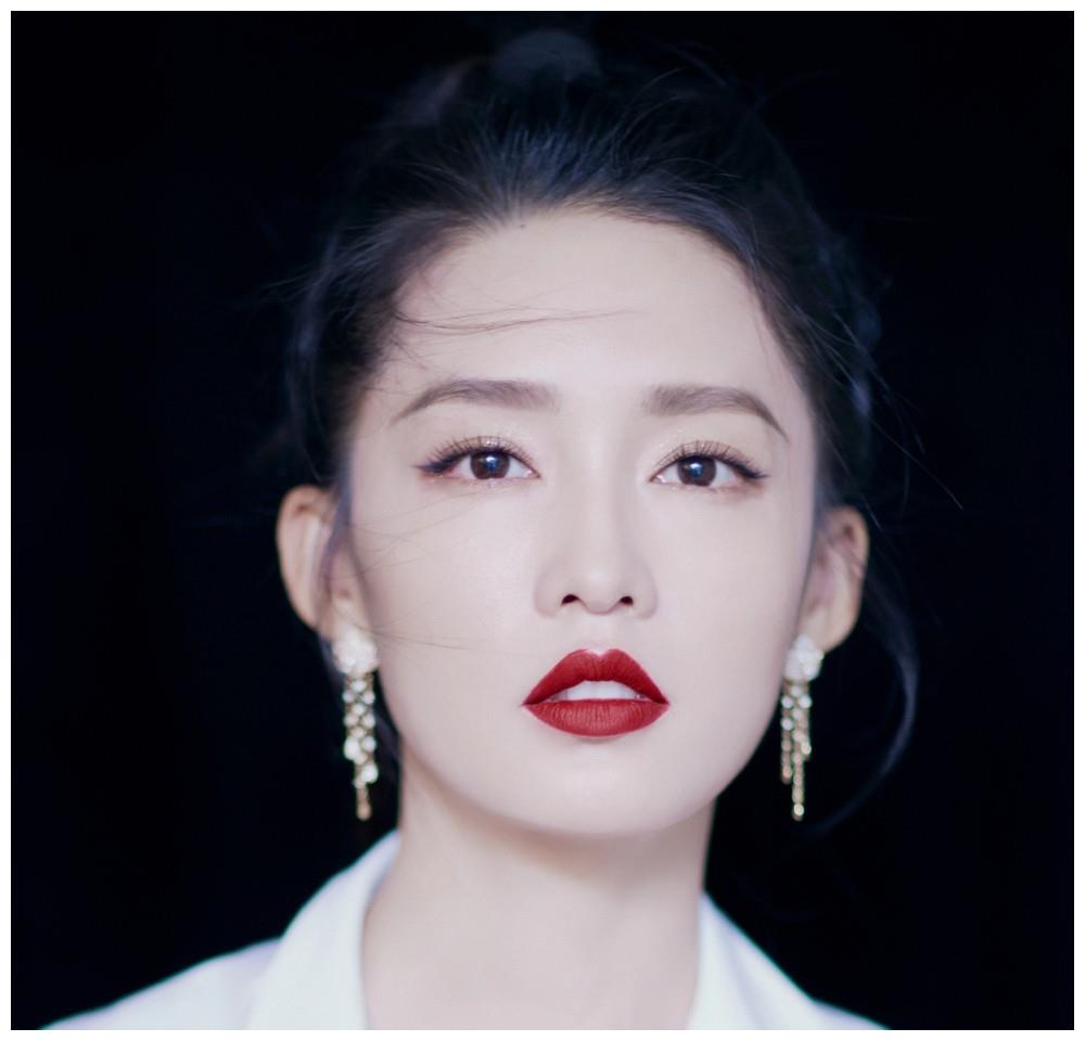 李沁的眼睛会勾人吗笑起来居然没有一条皱纹每个眼神里都是戏