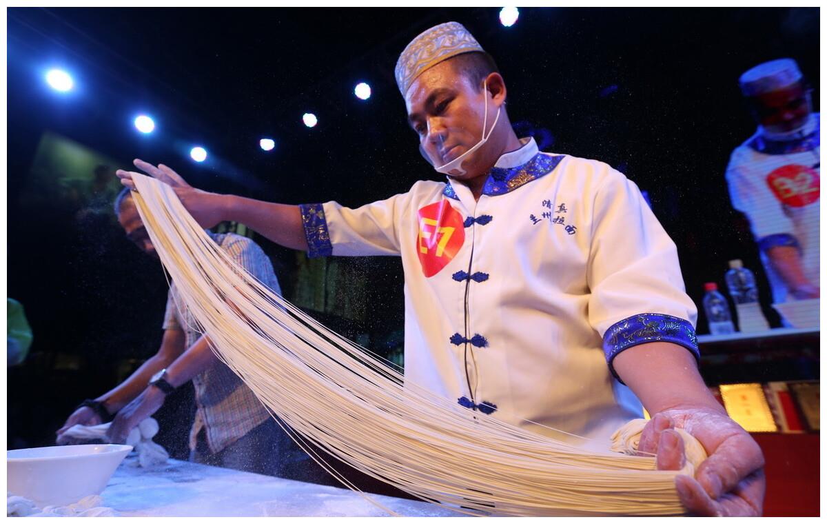 小伙发明第11代花样拉面机3秒拉1碗面能做几十种面条