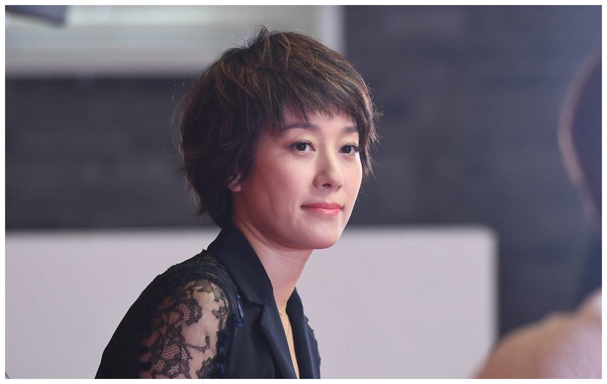 马伊琍聚会抽烟,散场后被男性朋友送回酒店,44岁魅力依旧