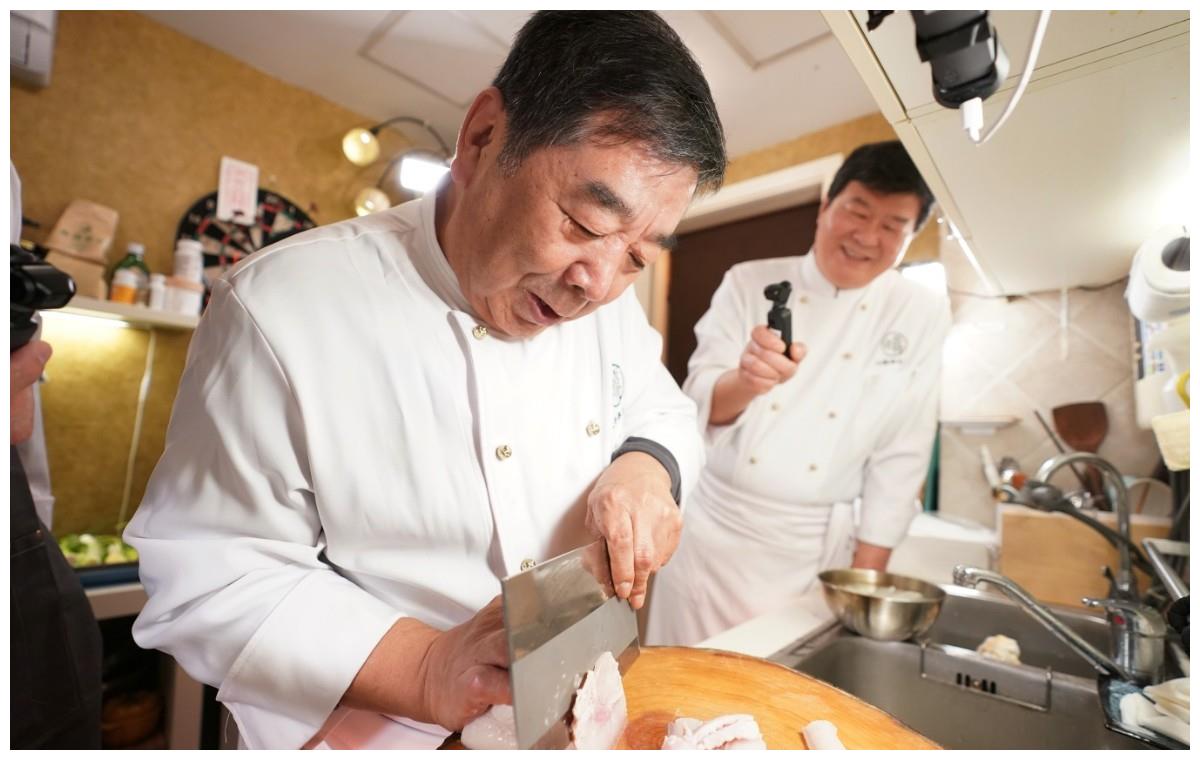 2009年,郑秀生成了淮扬菜的厨师长,最终当上了北京饭店的行政总厨