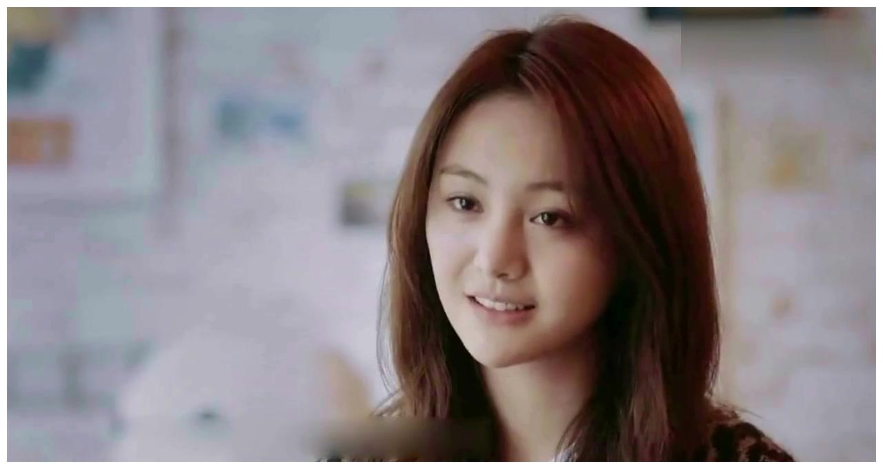 可是很多网友却在吐槽郑爽的评价文化水平特别的低,并且表示郑爽最近