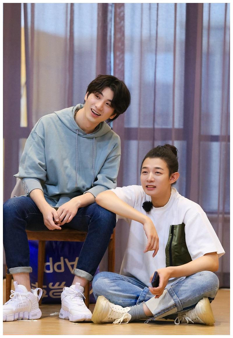 逆袭了,周深补考过"科目三",拿本在望|霍尊|武艺|周深_新浪新闻