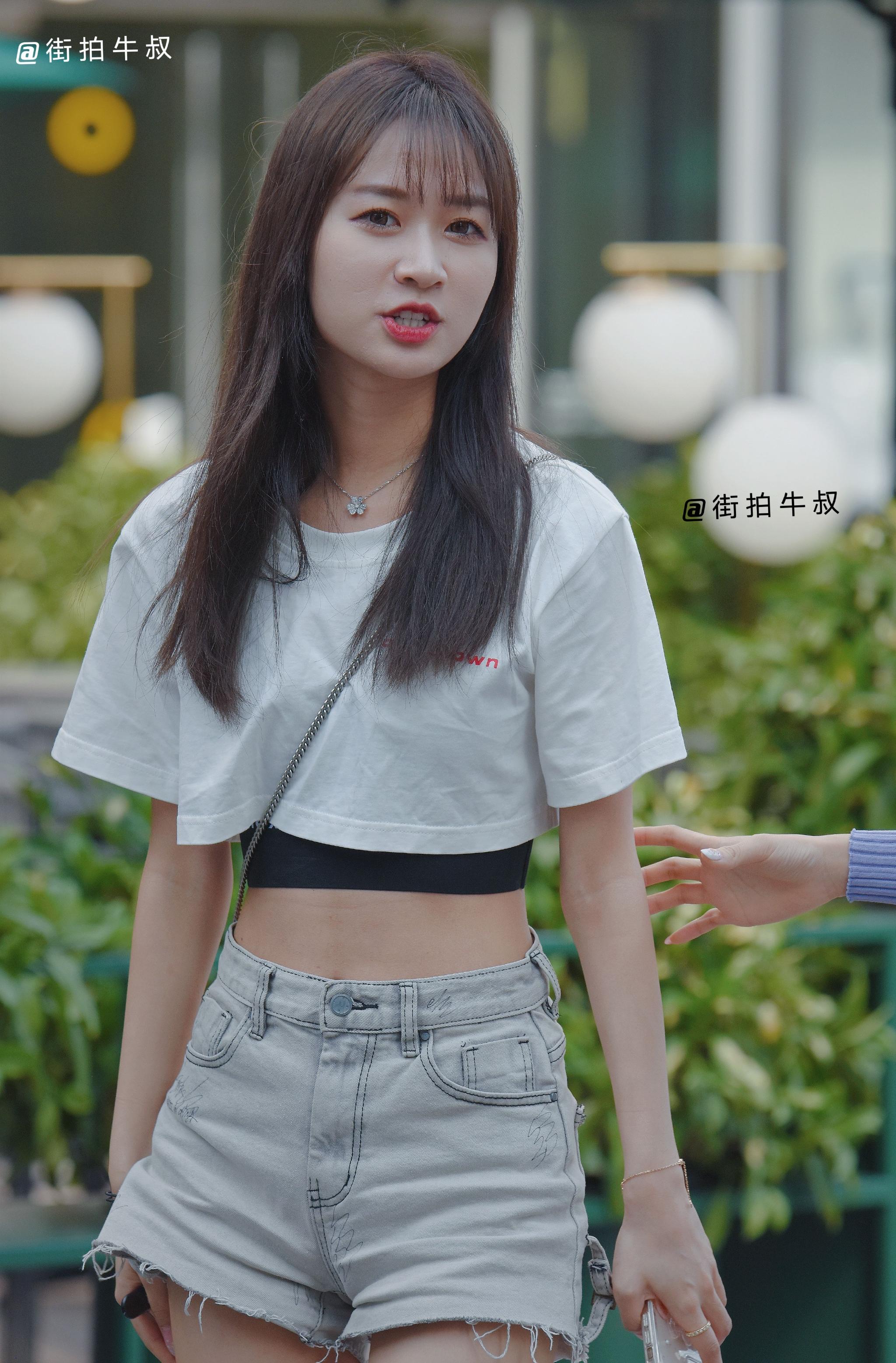 穿着时尚的牛仔热裤短裙出街的少女