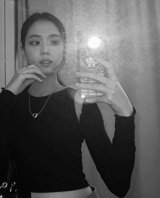 blackpink成员jisoo社交网站发布最新自拍