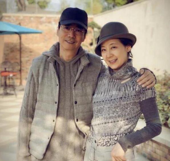 55岁国家一级演员范明,娶大6岁总裁为老婆,继子成了他的骄傲
