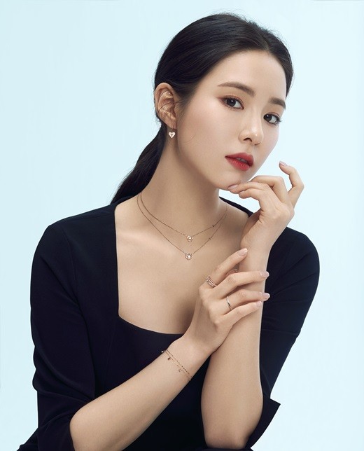 韩国女艺人申世景拍宣传照 戴饰品气质优雅