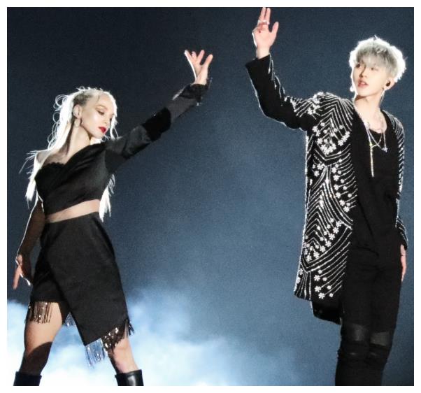 蔡徐坤零下水中跳舞,手指变红肠,戒指都被卡住