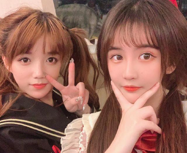 杨清柠晒与允恩合照却故意把自己的脸p歪看来只是表面姐妹