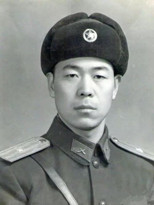 岳振华:我军唯一的"大校"营长,高层特批:打下一架敌机升一级