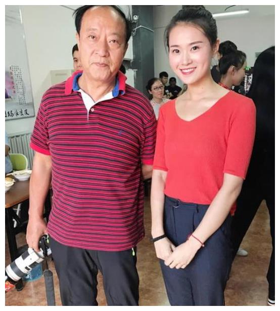 冯巩昔日的老搭档,多次登上春晚舞台,晚年赔光积蓄现状"凄凉"