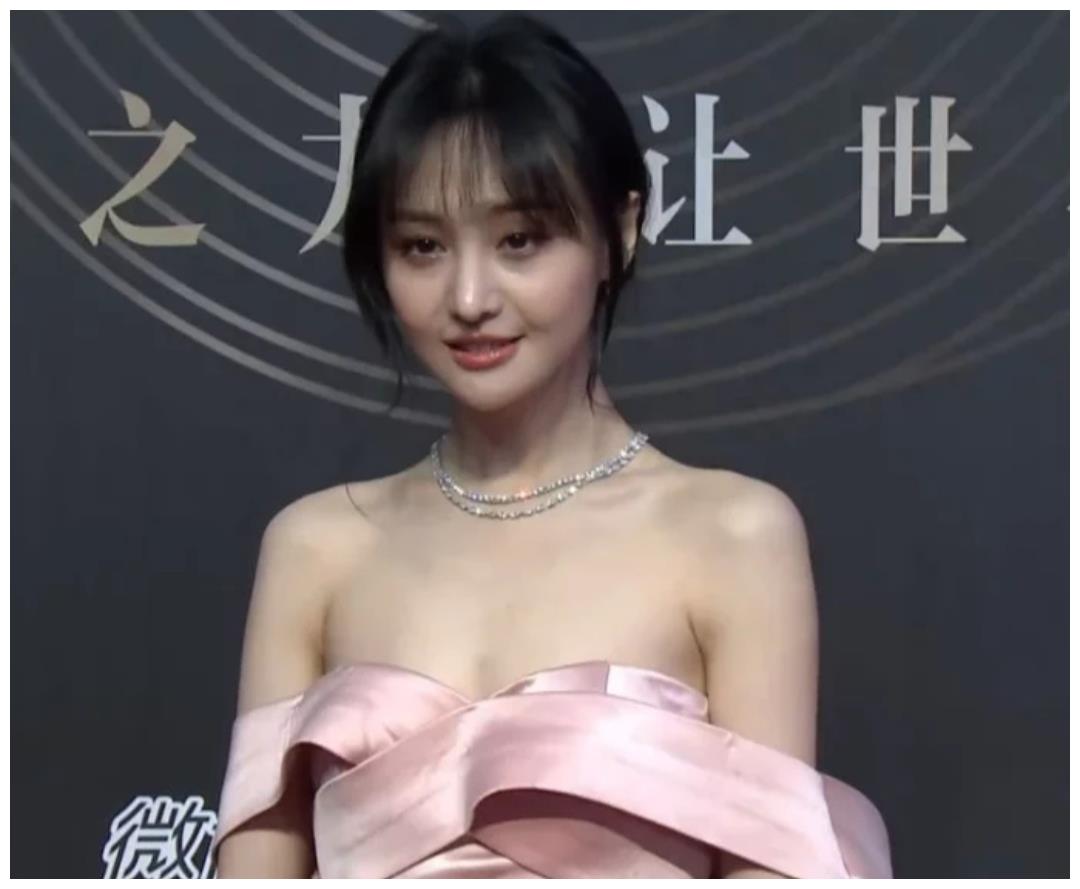郑爽穿抹胸裙上台, 看清背后拉链处, 这才是对礼服最大的尊重