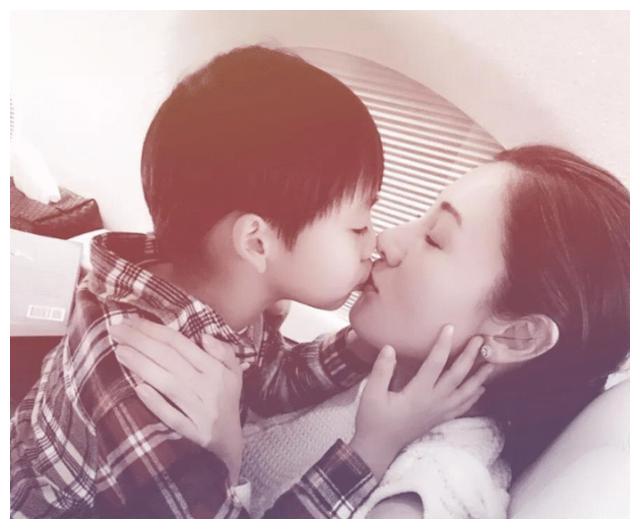 李嘉欣与15岁儿子裸睡被怒斥父亲与女儿3人共浴网友不忍直视