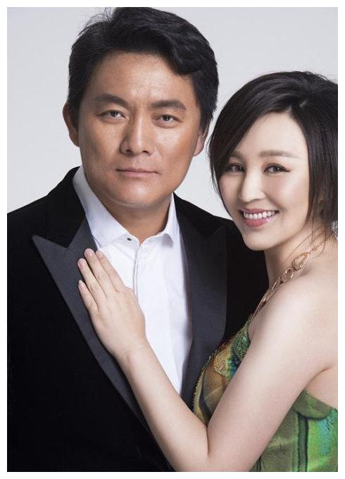 19岁与导演私奔,在6平米的地下室生下3胎,丈夫用7部剧捧她