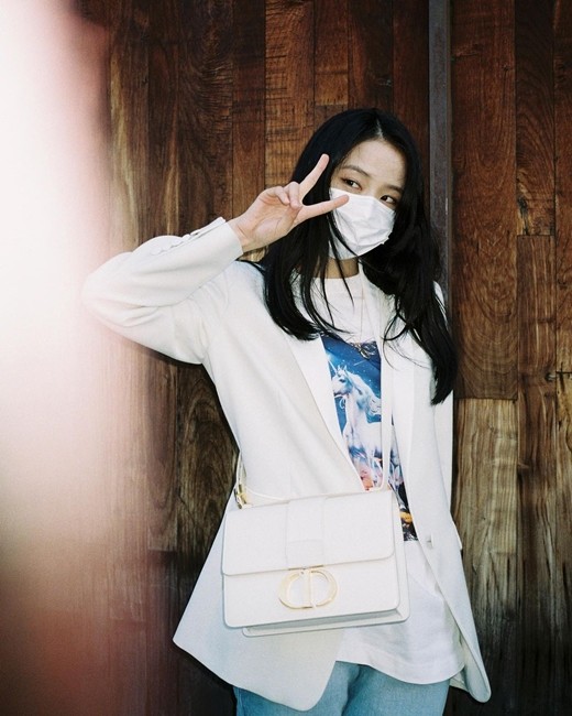 blackpink成员jisoo社交网络发照秀出众美貌