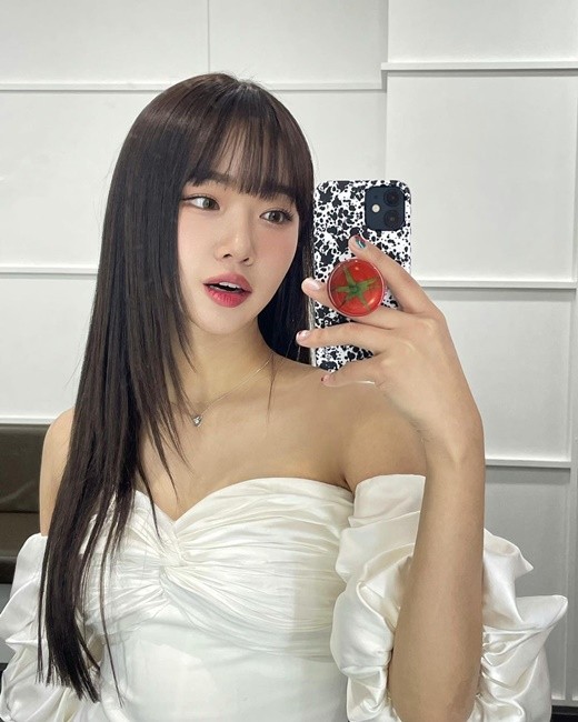 Weki Meki磪有情展示成熟性感魅力 露胸白色晚礼服凸显美貌