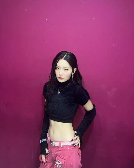 韩国女团red velvet成员姜涩琪sns发照秀身材