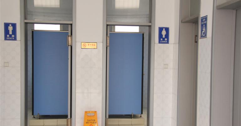 为什么公共厕所的门下面要空一截看似简单的设计其实大有作用