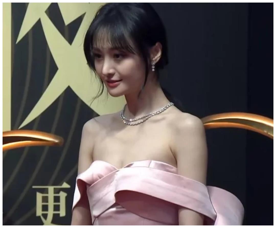 郑爽穿抹胸裙上台, 看清背后拉链处, 这才是对礼服最大的尊重