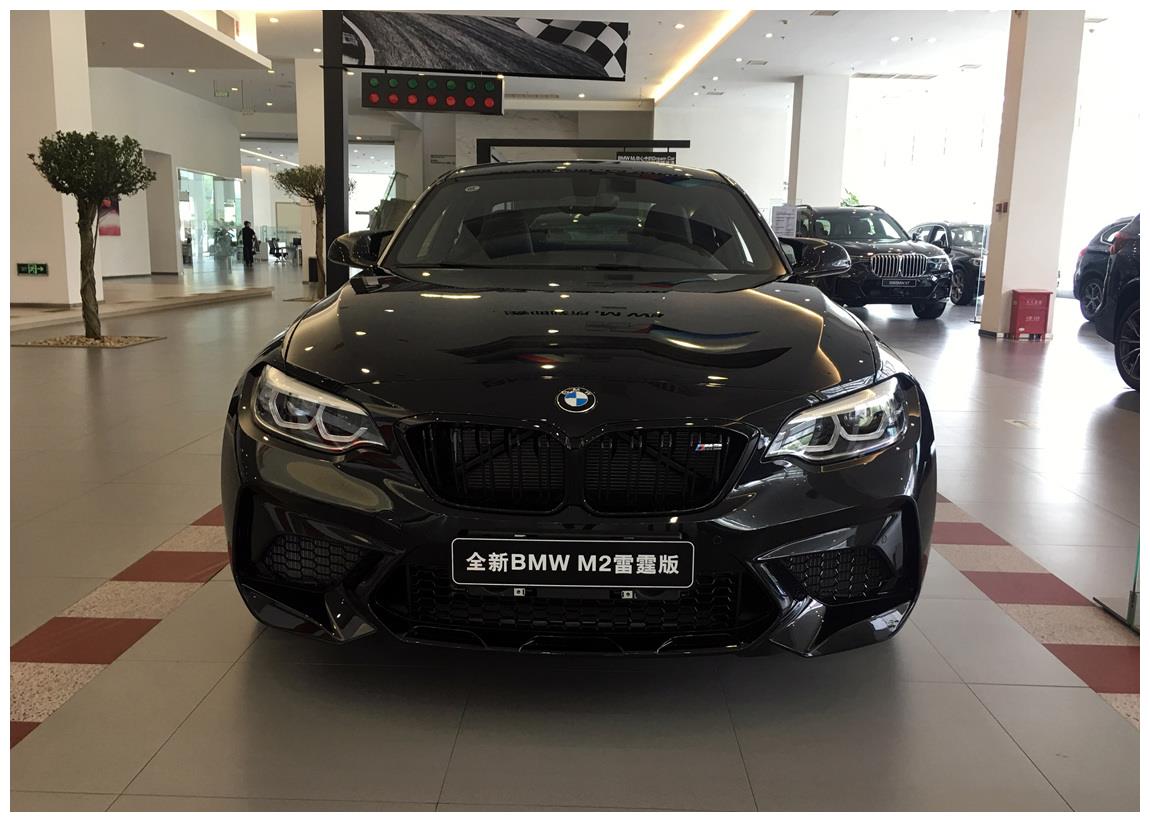 宝马m2雷霆版,全黑外观非常霸气