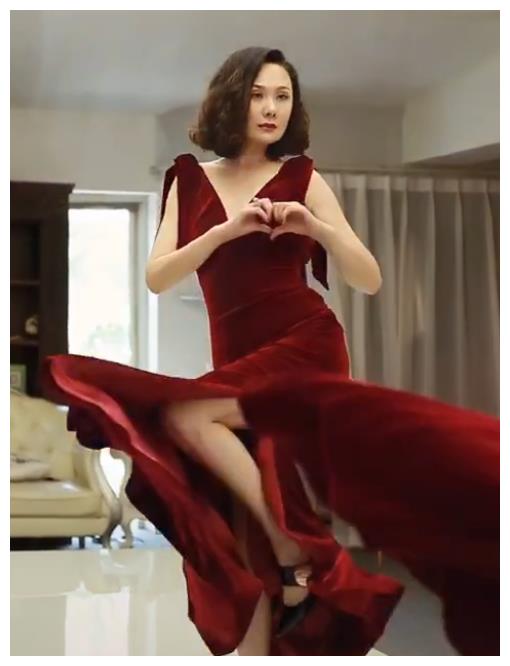 程莉莎对着镜头跳舞红裙飘起来也不管难怪能征服郭晓东