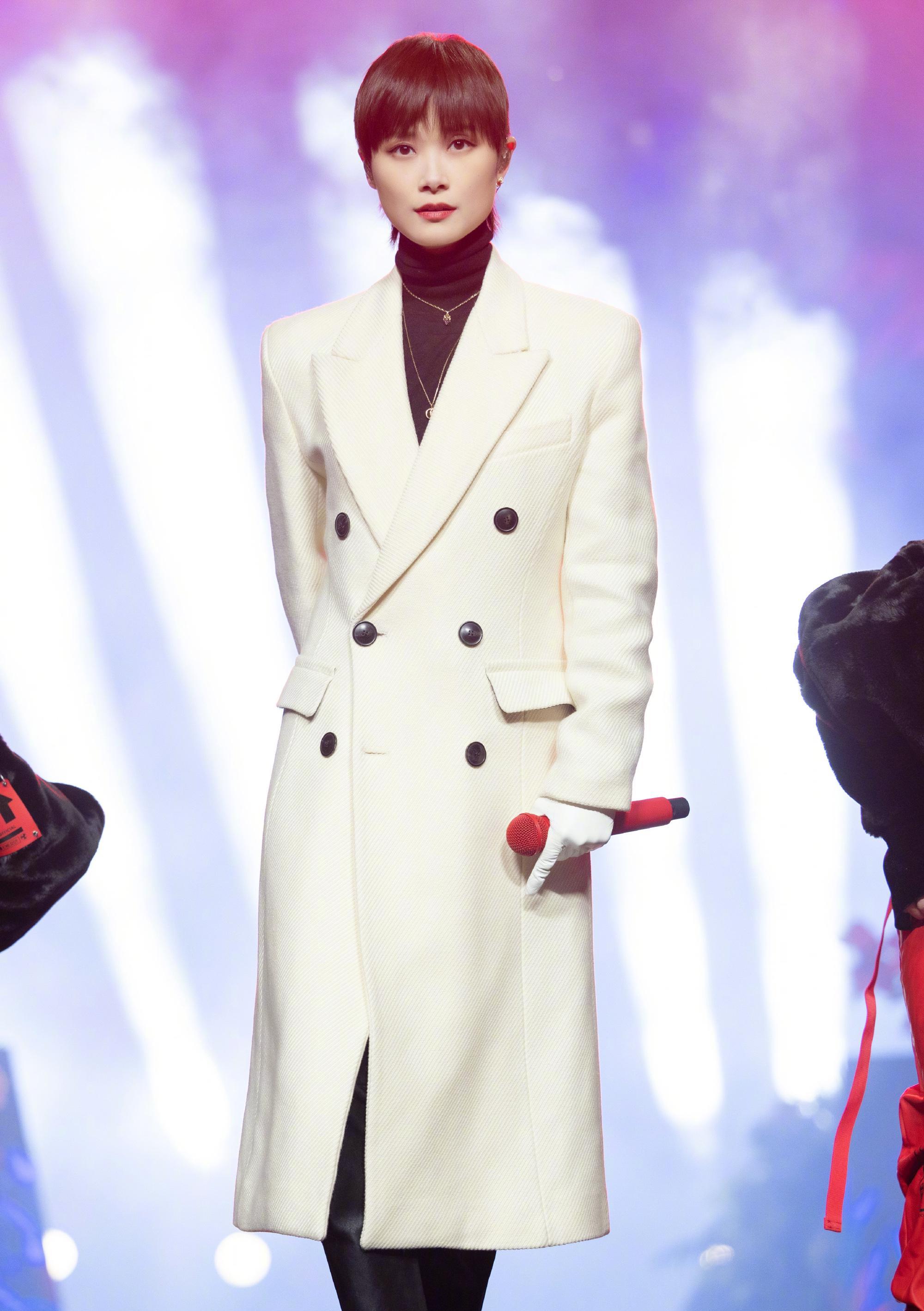 李宇春压轴呈现《无价之姐》,跨年晚会燃爆舞台,蓝发丝袜酷帅