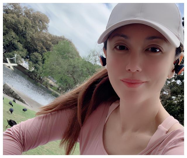 郭妃丽近照曝光,曾被评"新加坡四美",今外貌改变成"网红脸"