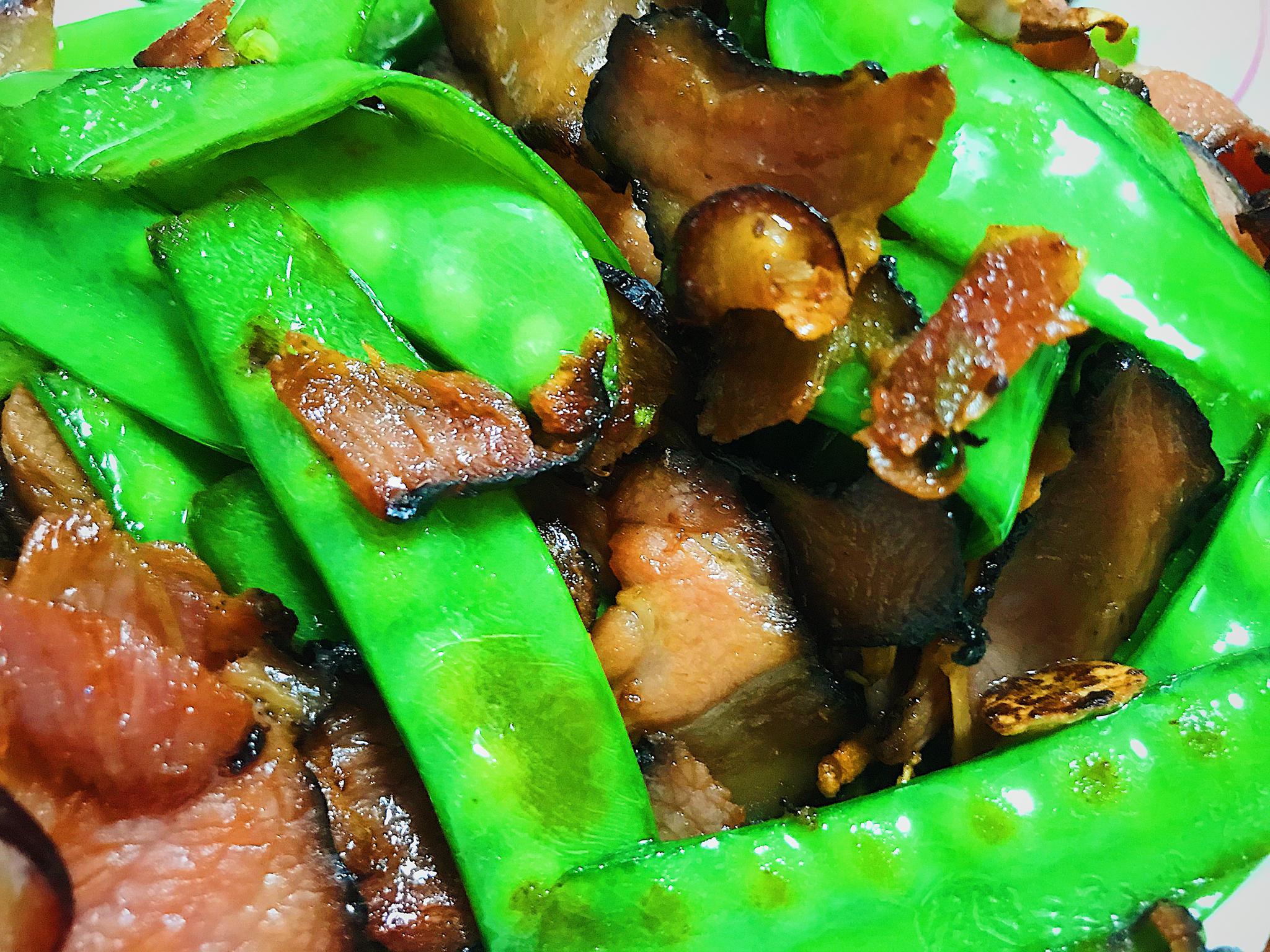 简单的家常小炒系列荷兰豆炒腊肉清香脆甜非常好吃哦