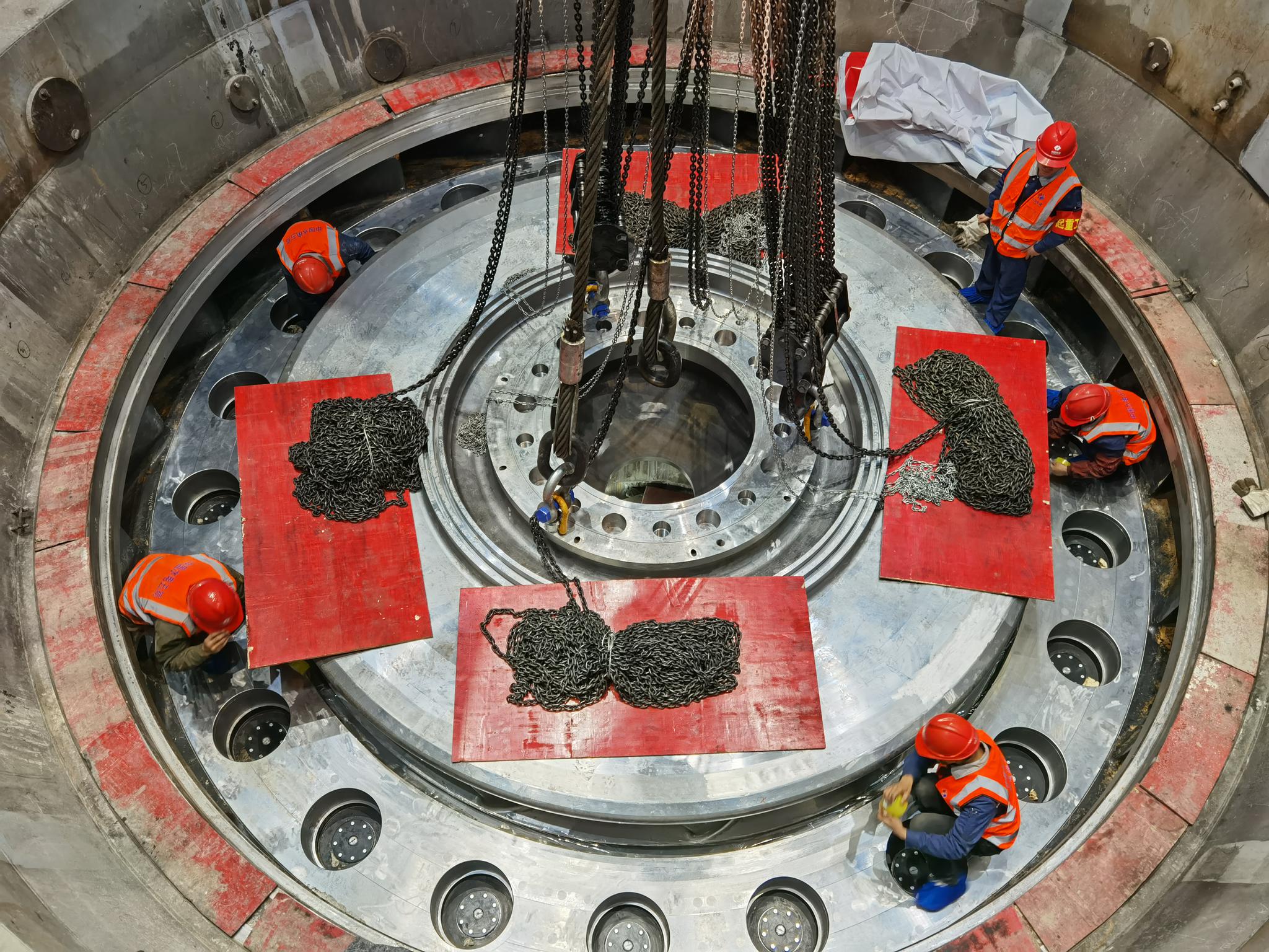 金寨抽水蓄能电站首台机组心脏吊装就位由国家电网全资建设