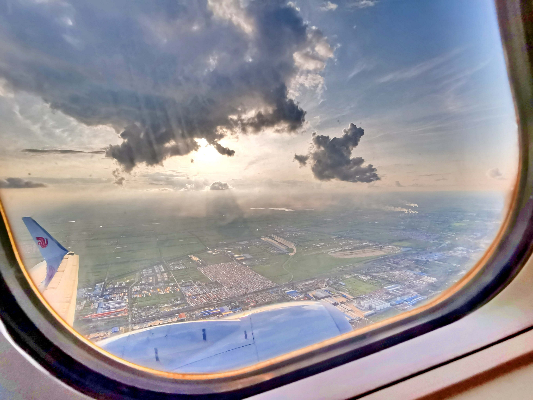 蓝天白云云端飞机机翼摄影图高清摄影大图-千库网