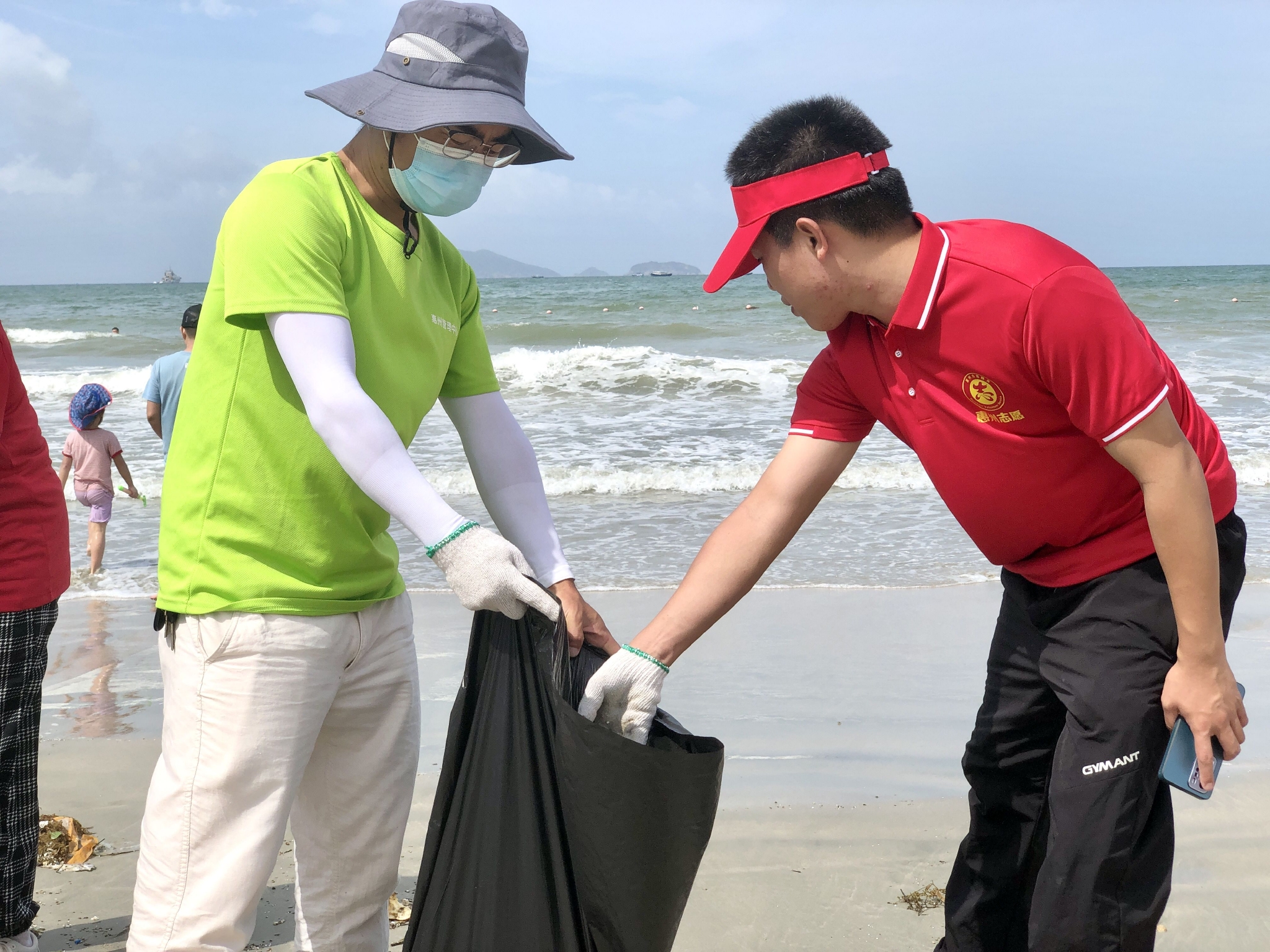 传递文明新风惠东平海开展全民保护环境捡跑公益活动