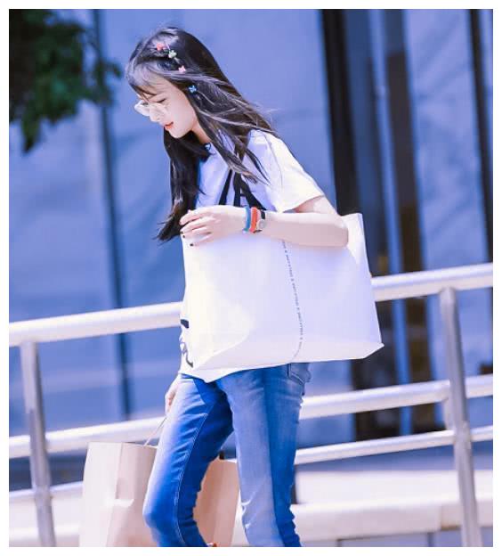 郑爽近照谁见了都说甜,唯独脚上的鞋子,这种天气有谁想穿?