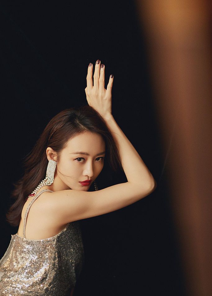 王鸥穿亮片开衩裙秀玲珑曲线 化身"人间富贵花" 眼神撩人