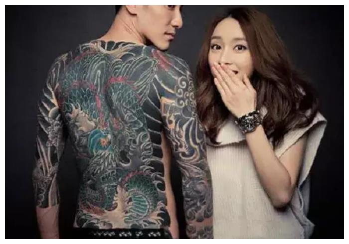 同样是纹身欧豪的个性吴彦祖的渗人都比不过他的纹身衣