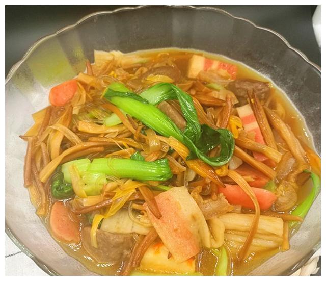 黄花菜搭配这些一起烧,胜过吃火锅!我舔掉了最后一滴汤!