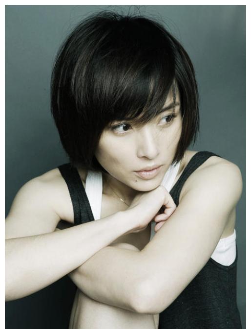 她是赵薇同学,因拍吻戏遭富豪前夫抛弃,二婚嫁靳东被宠成公主|李佳