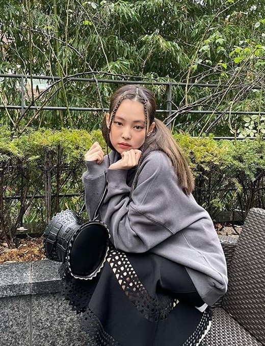 jennie社交网站发照鲇鱼须刘海个性十足