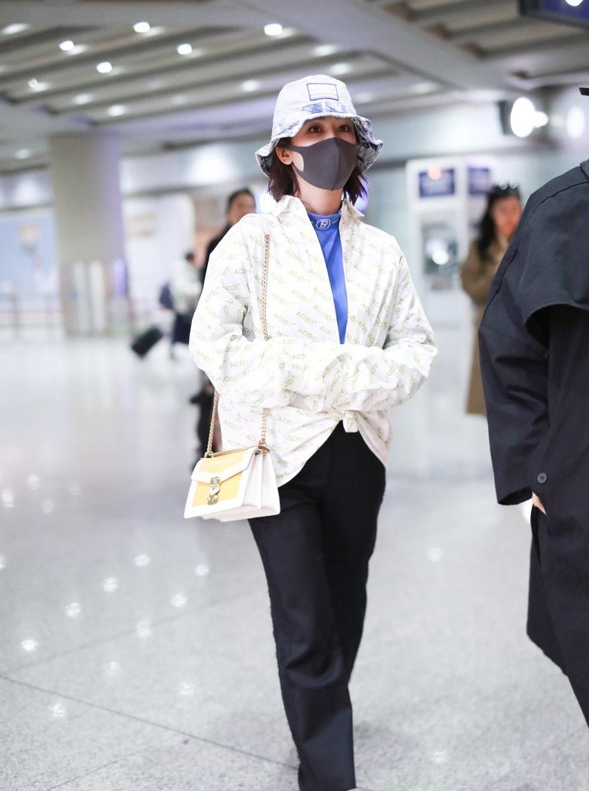 杨紫白色上衣,小白鞋,白色帽子,这样搭配,简单干净有风格!