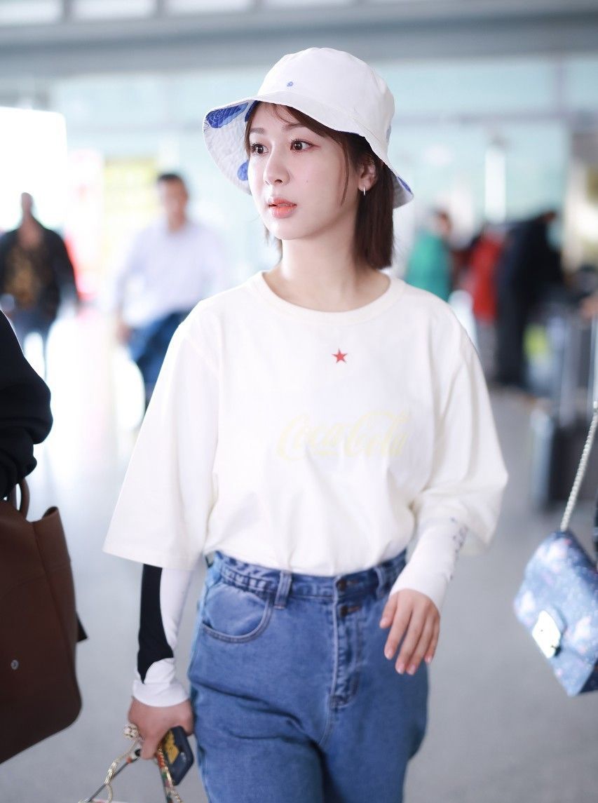 杨紫白色上衣,小白鞋,白色帽子,这样搭配,简单干净有风格!