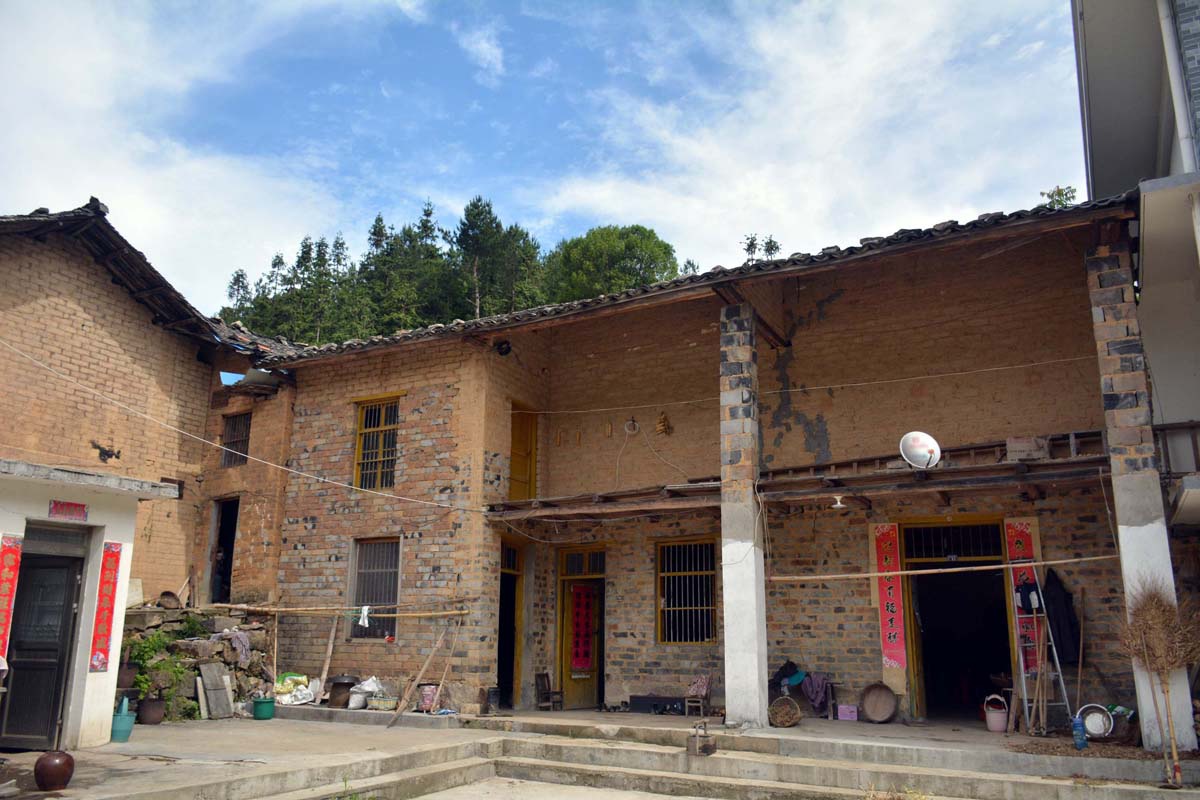 1 / 10 在农村,村民们大都建起漂亮的楼房,而建造房子用的钢筋,水泥