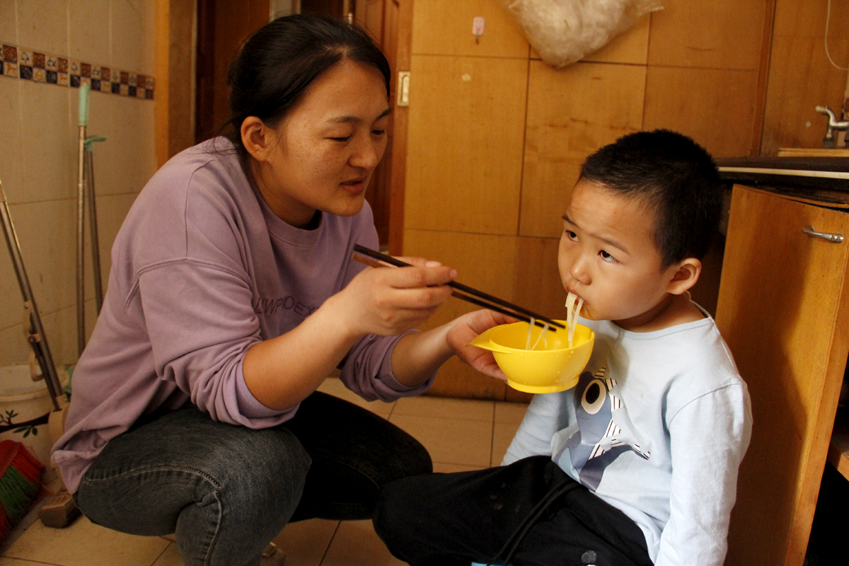 幼童患重症，妈妈为救他过年期间挨家借钱，爸爸的做法却让人失望