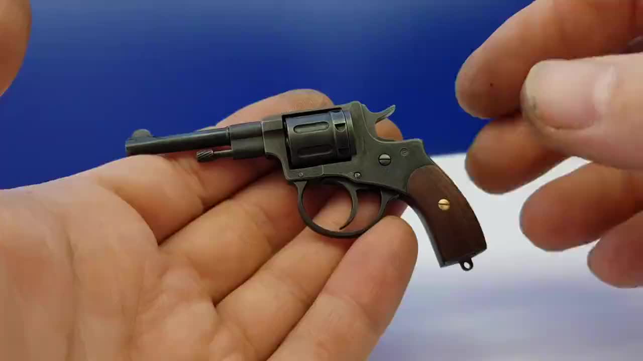 少见的迷你版左轮手枪拿在手上爱不释手能加弹还能射击