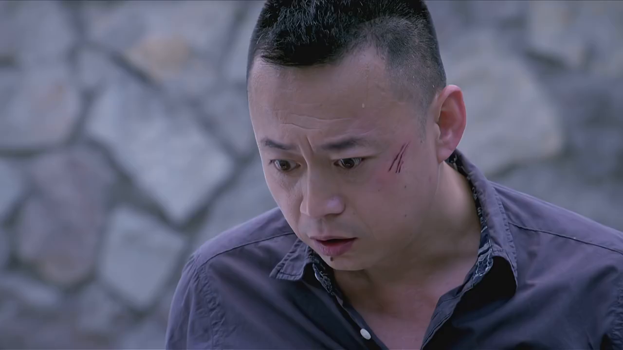 各个击破:导演让小伙气炸,快将捏爆杯子,导演却不知情