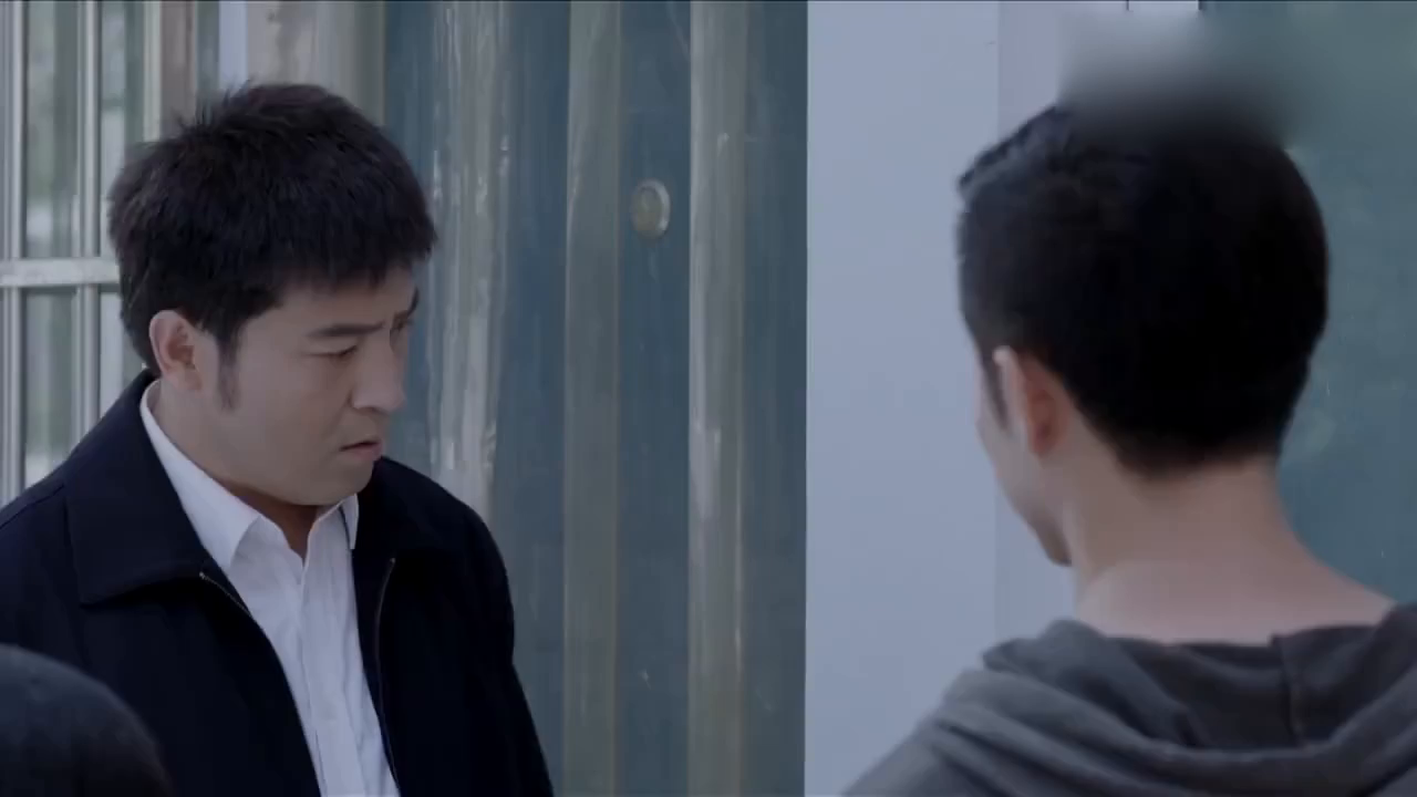 王天生到白坡乡任职,分配宿舍,屋中太乱了简直不能住人