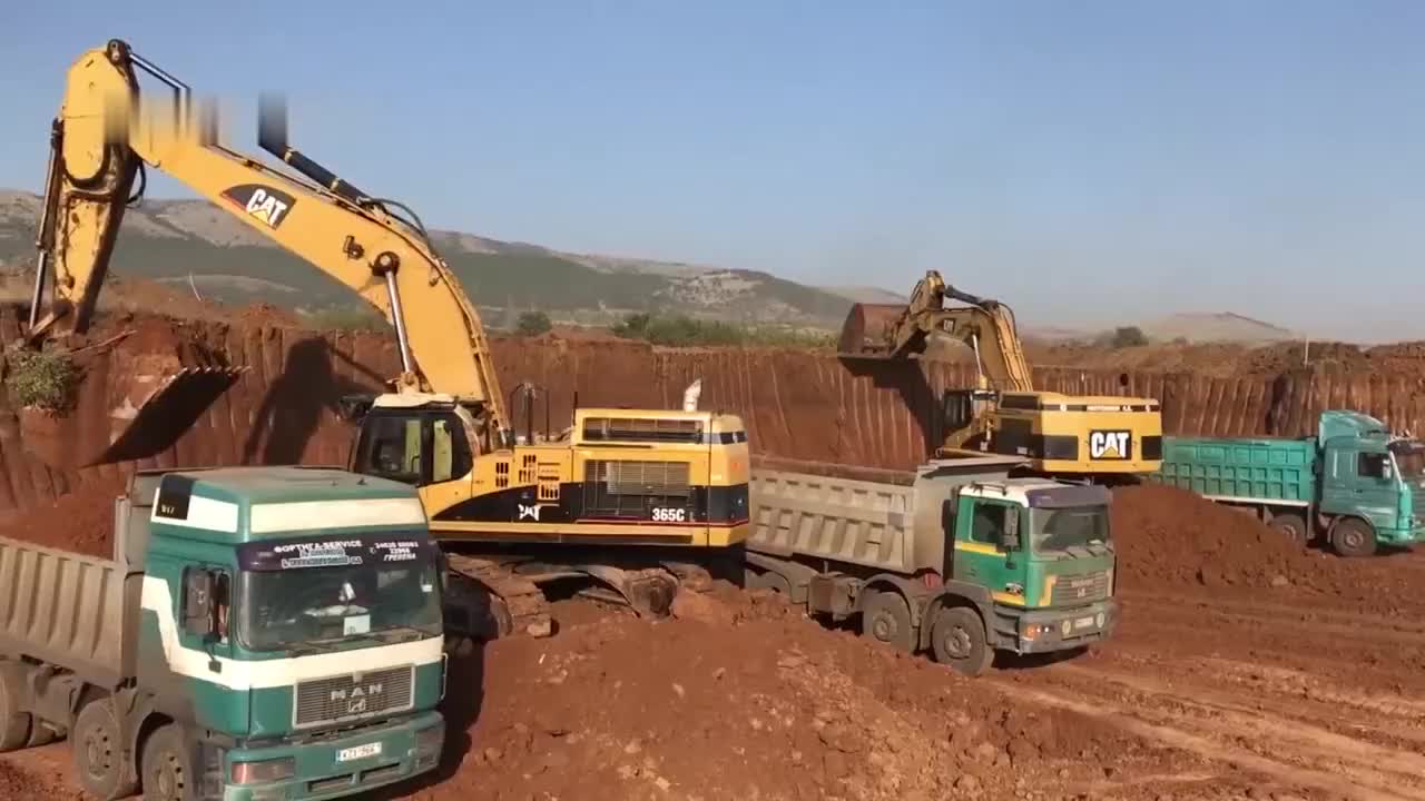 工地新来的大型挖掘机挖土作业三挖斗就能把卡车装的满满的