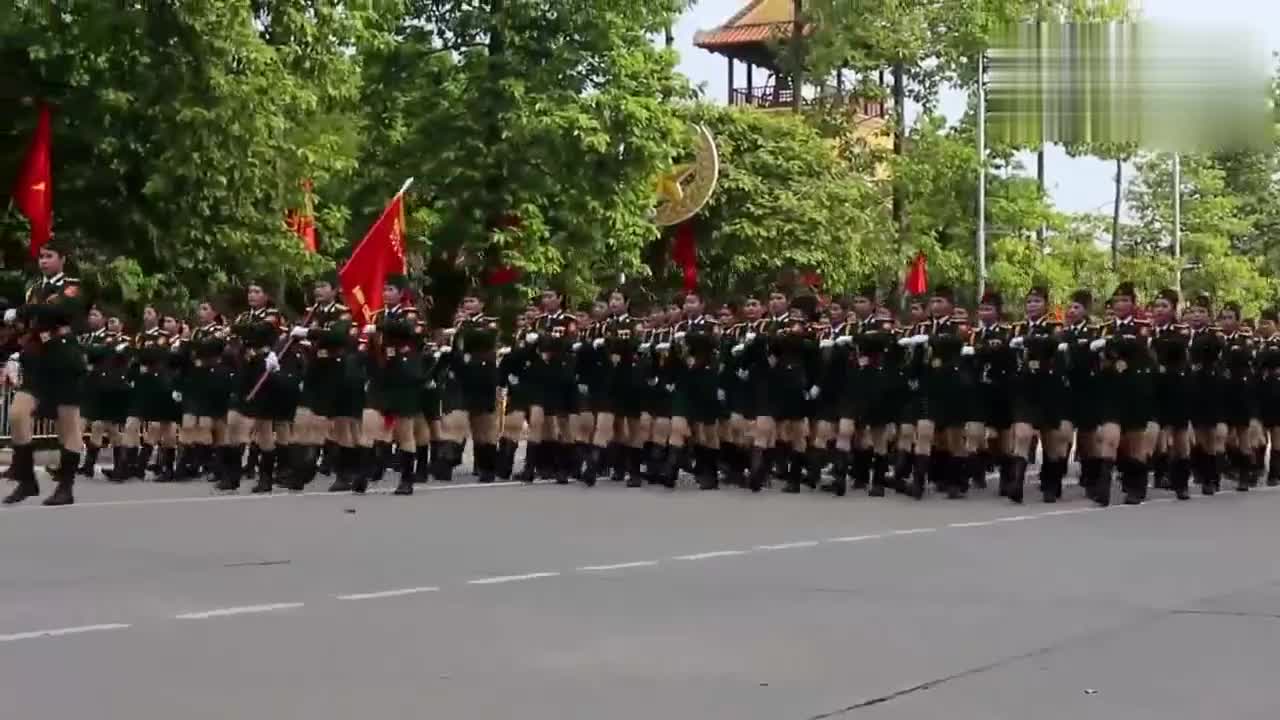 越南阅兵,女兵一出场尖叫声一片,不但腿美而且正步踢得好