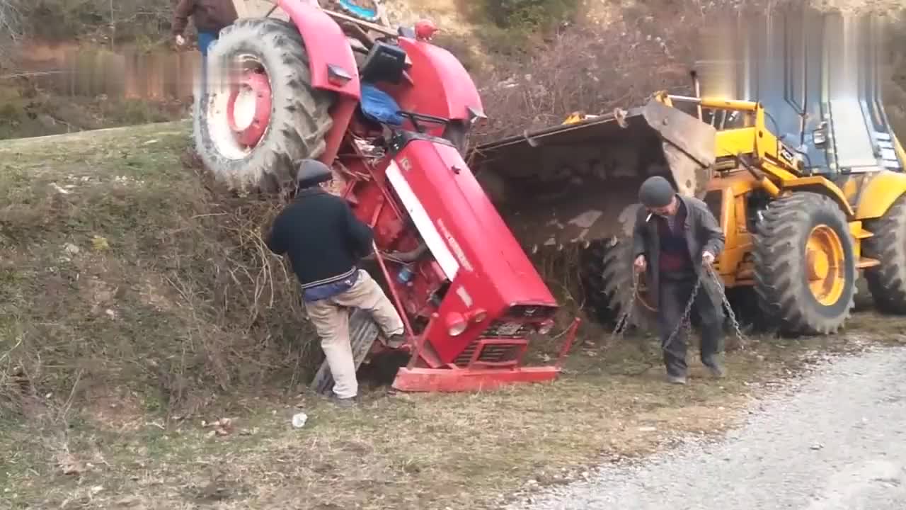拖拉机出事故路边侧翻司机快崩溃了看看最后怎么救援吧
