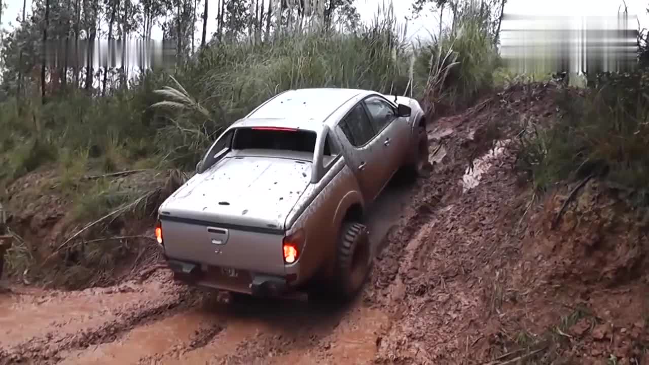 小伙开皮卡车爬坡,这技术我服!