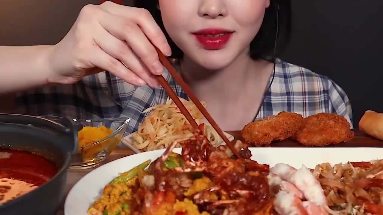 韩国吃货女神把中国美食汇集到一起搭配看她吃东西太享受了