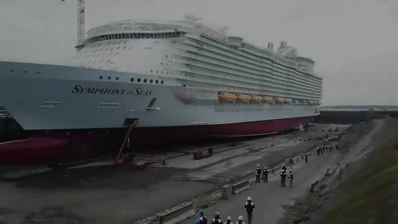 干船坞里的大型邮轮船底是什么样的 科技的力量